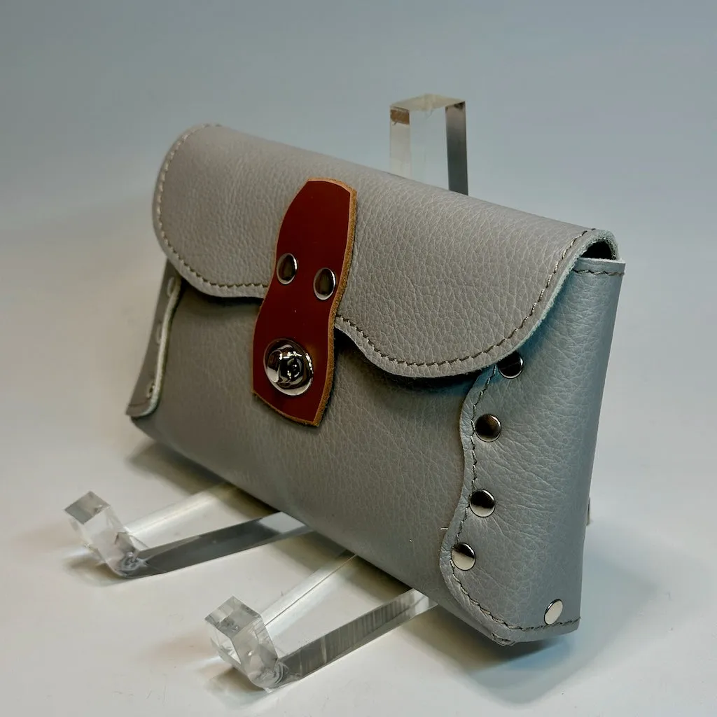 GREY AND TAN LEATHER CARRY ALL POUCH WITH FRONT CLASP CLOSURE  IIW104