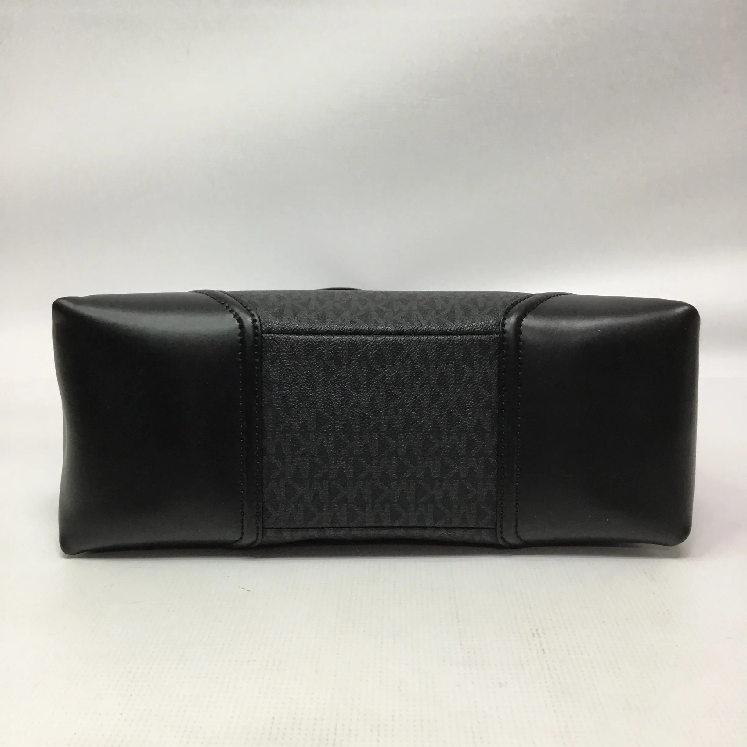 Handbag Designer By Michael Kors  Size: Medium