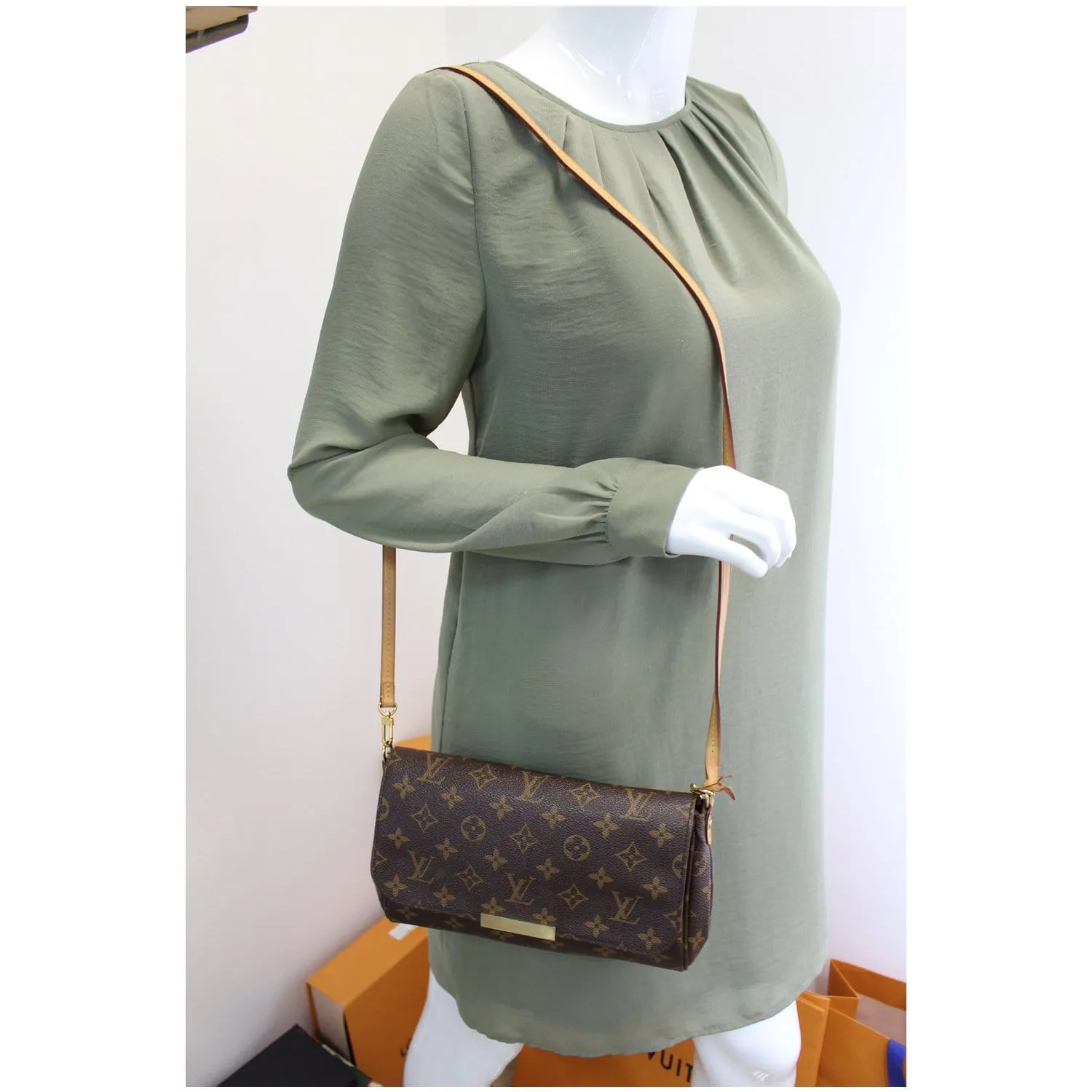 LOUIS VUITTON Favorite MM Monogram Canvas Crossbody Bag Brown