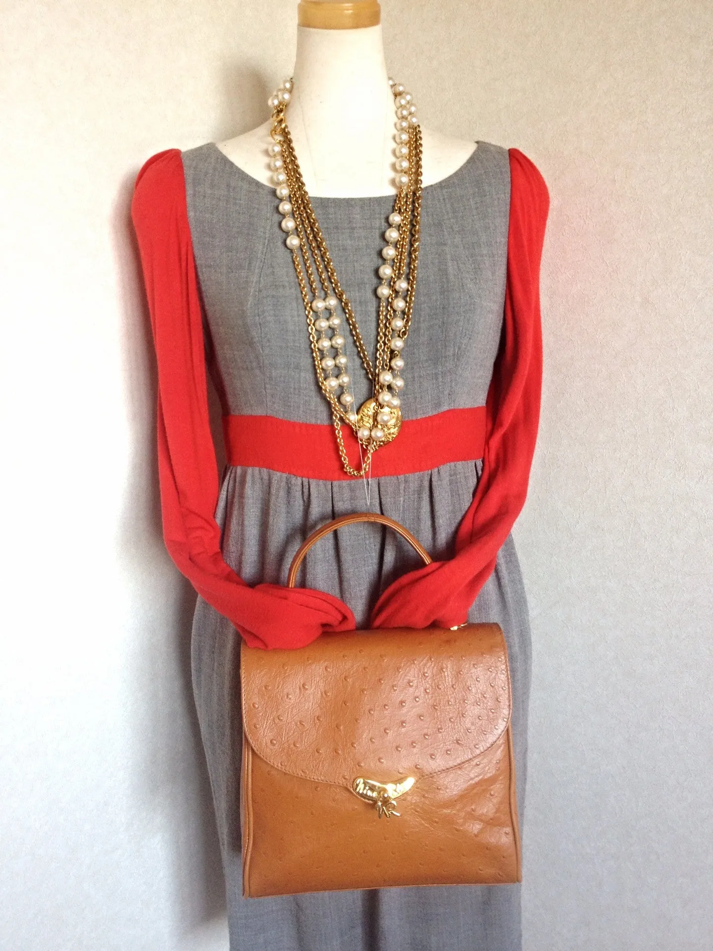 MINT. Vintage Nina Ricci tan brown ostrich-embossed leather handbag purse with golden motif at closure. Masterpiece by Maroquinerie