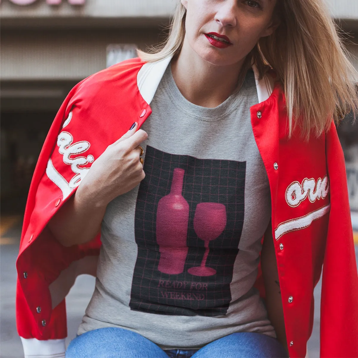 Pilki UNISEX marškinėliai su iliustracija "Ready for weekend juodame fone"