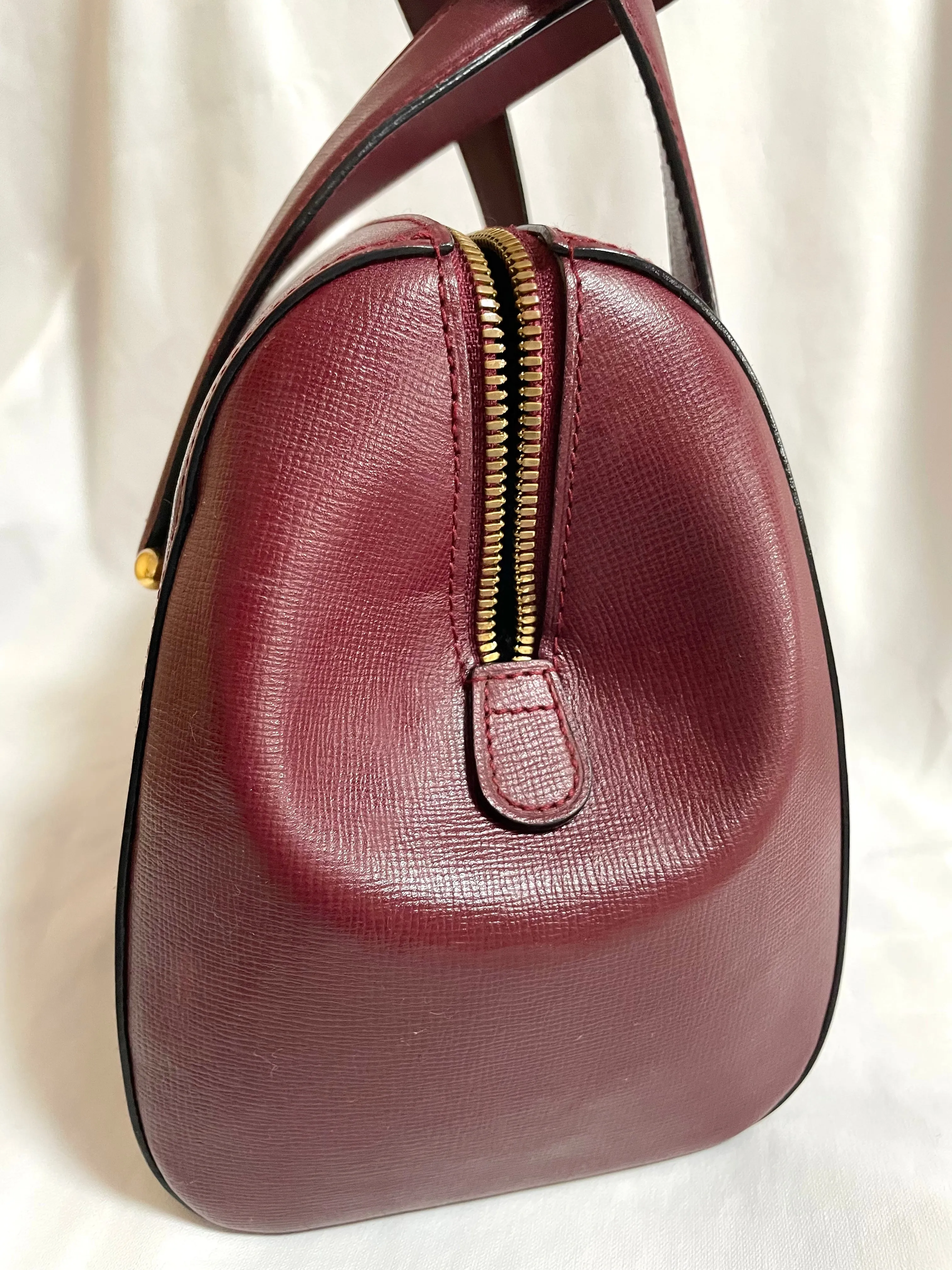 Vintage Cartier classic wine, bordeaux leather handbag purse with bullet design gold hardware at handles. Must de Cartier. 0408171