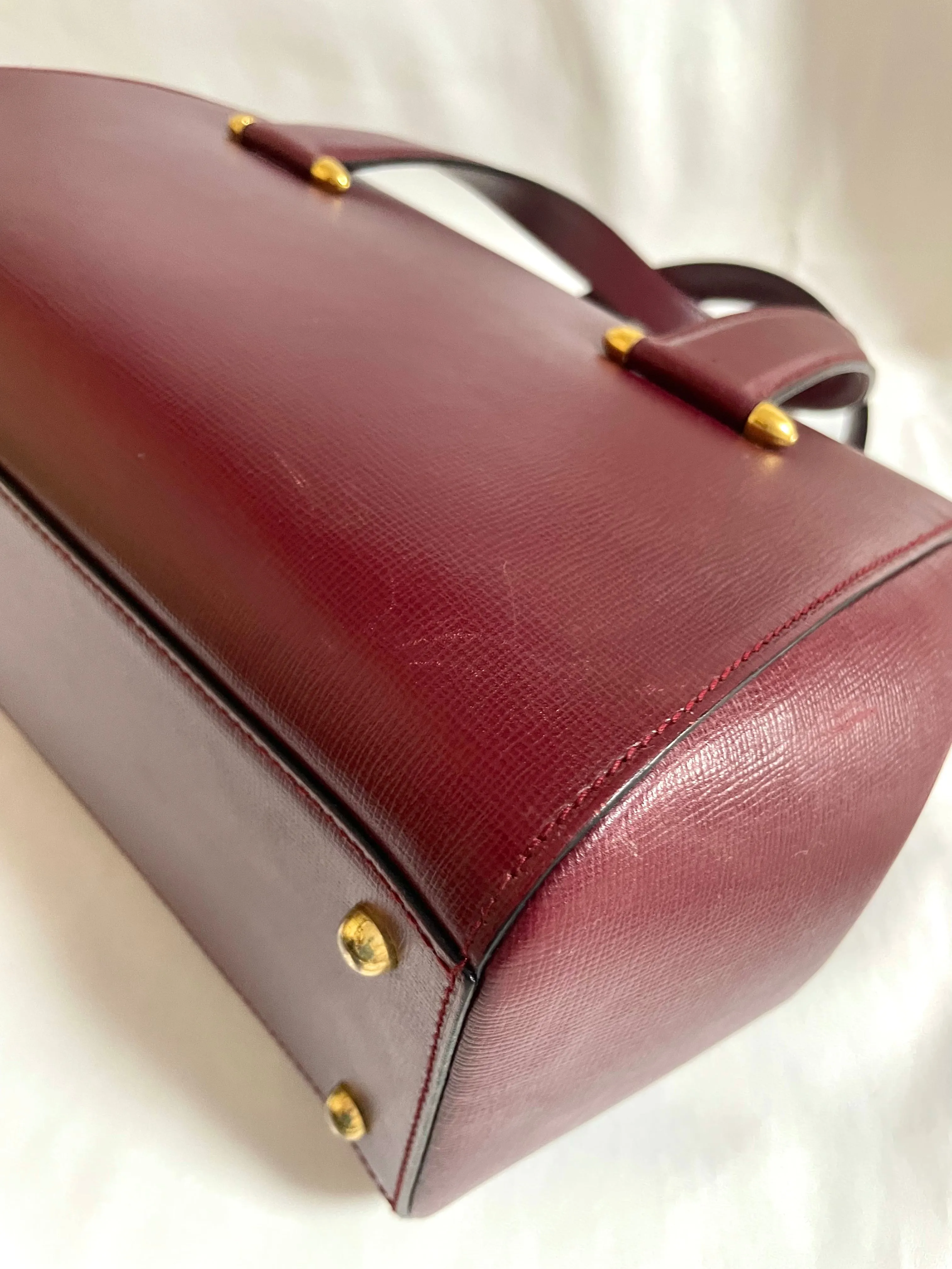 Vintage Cartier classic wine, bordeaux leather handbag purse with bullet design gold hardware at handles. Must de Cartier. 0408171