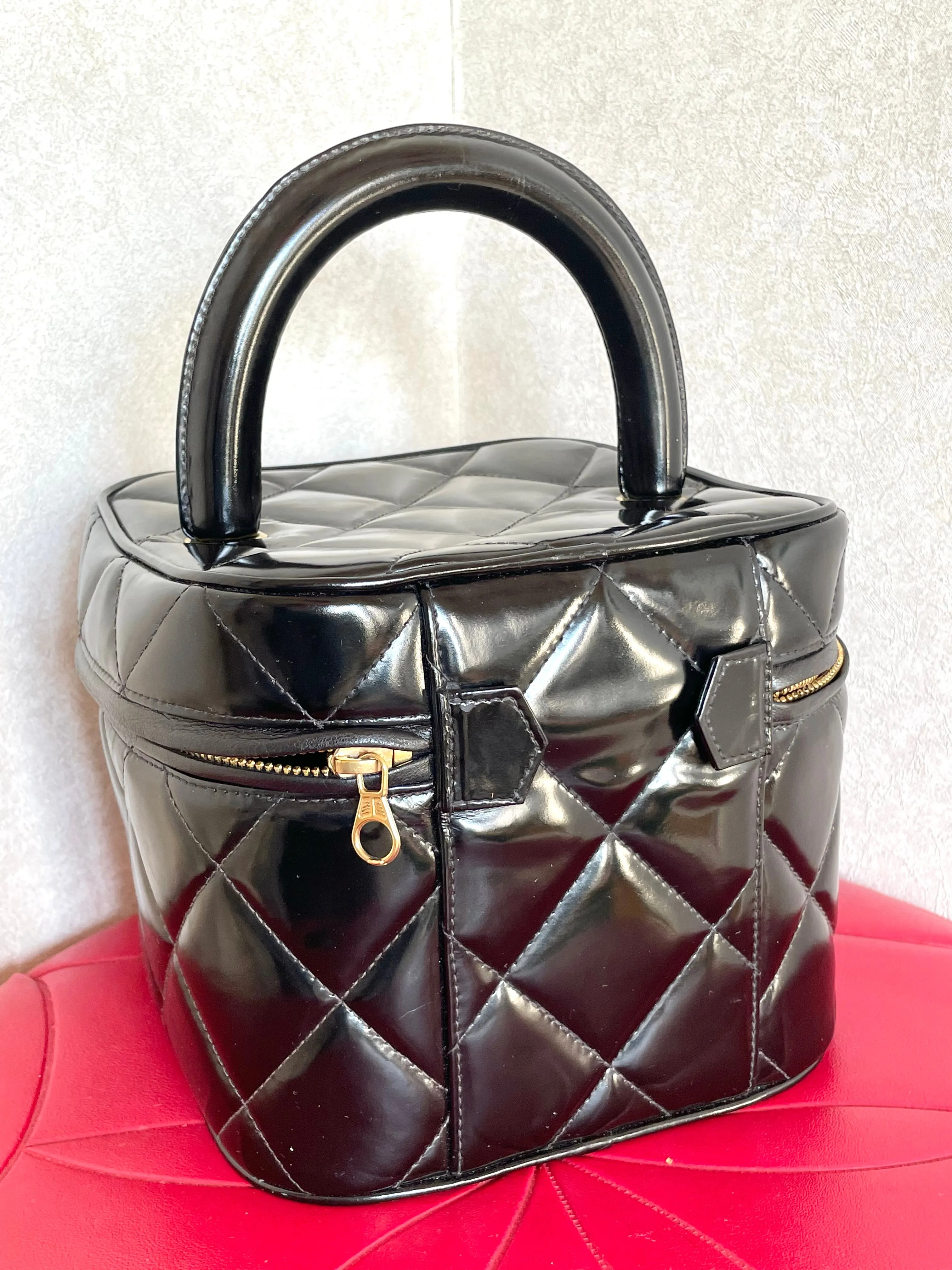 Vintage CHANEL black patent enamel quilted leather square shape vanity bag with golden CC motif. Rare and collectible handbag. 050120an1