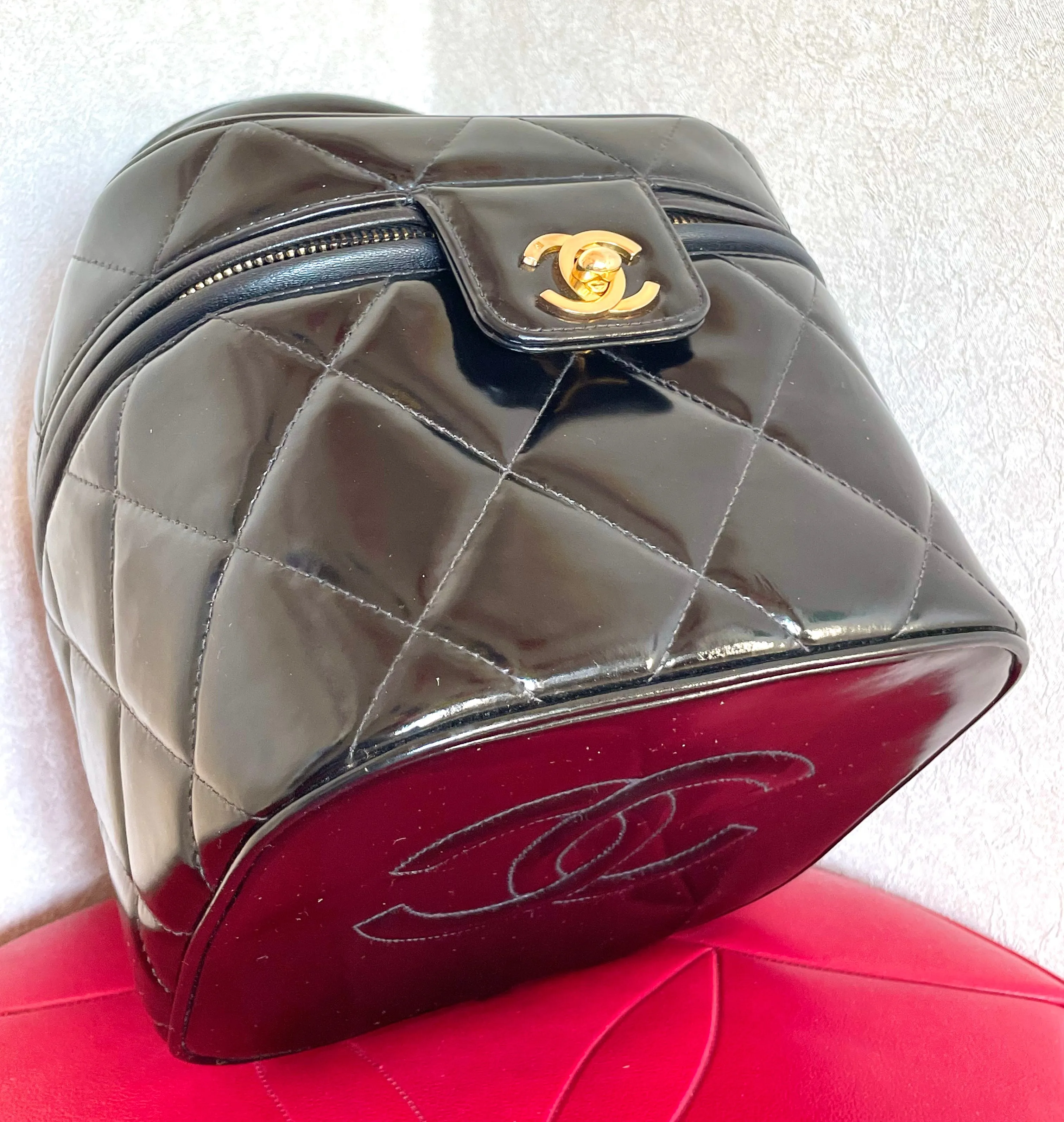 Vintage CHANEL black patent enamel quilted leather square shape vanity bag with golden CC motif. Rare and collectible handbag. 050120an1