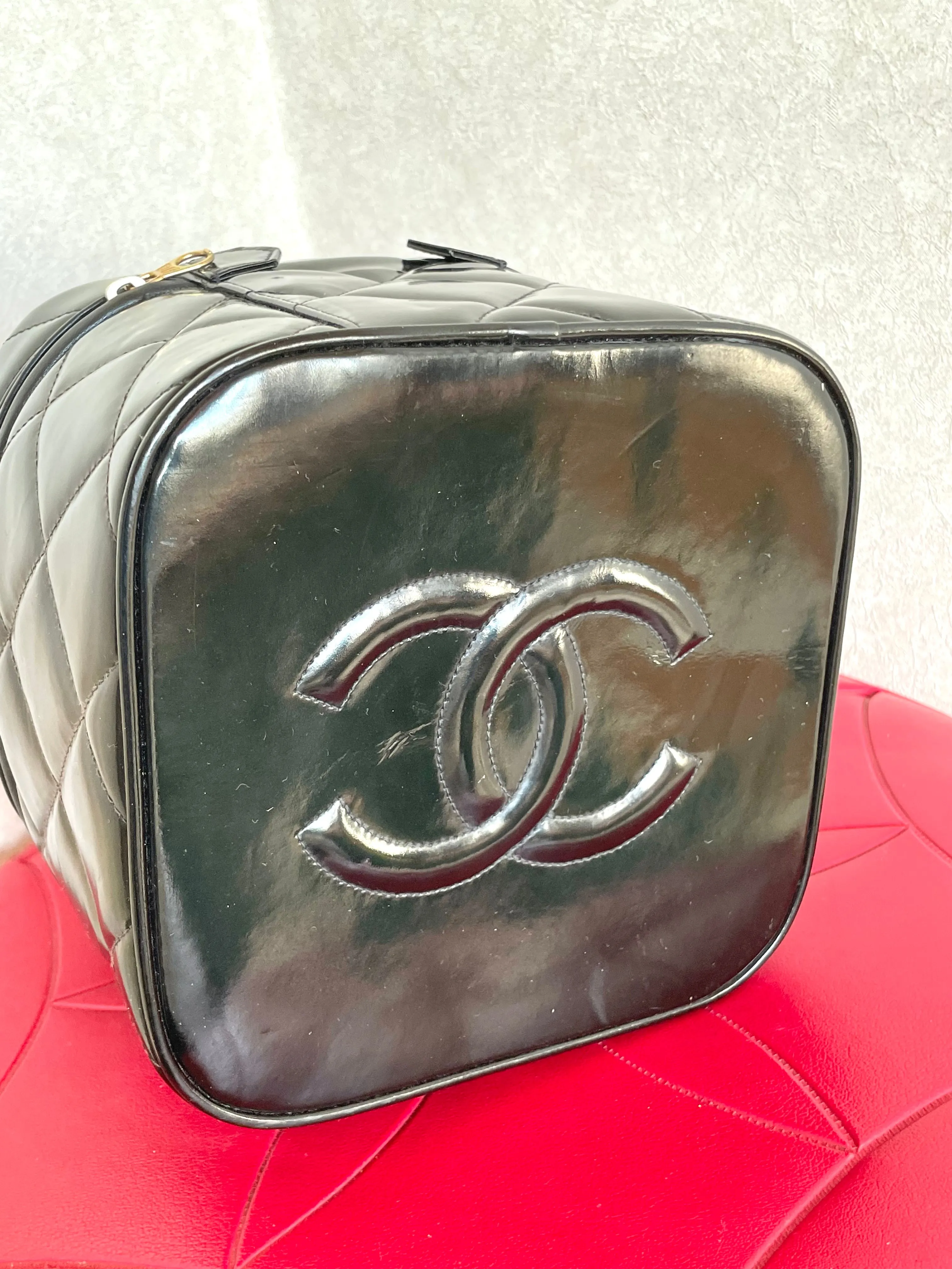 Vintage CHANEL black patent enamel quilted leather square shape vanity bag with golden CC motif. Rare and collectible handbag. 050120an1