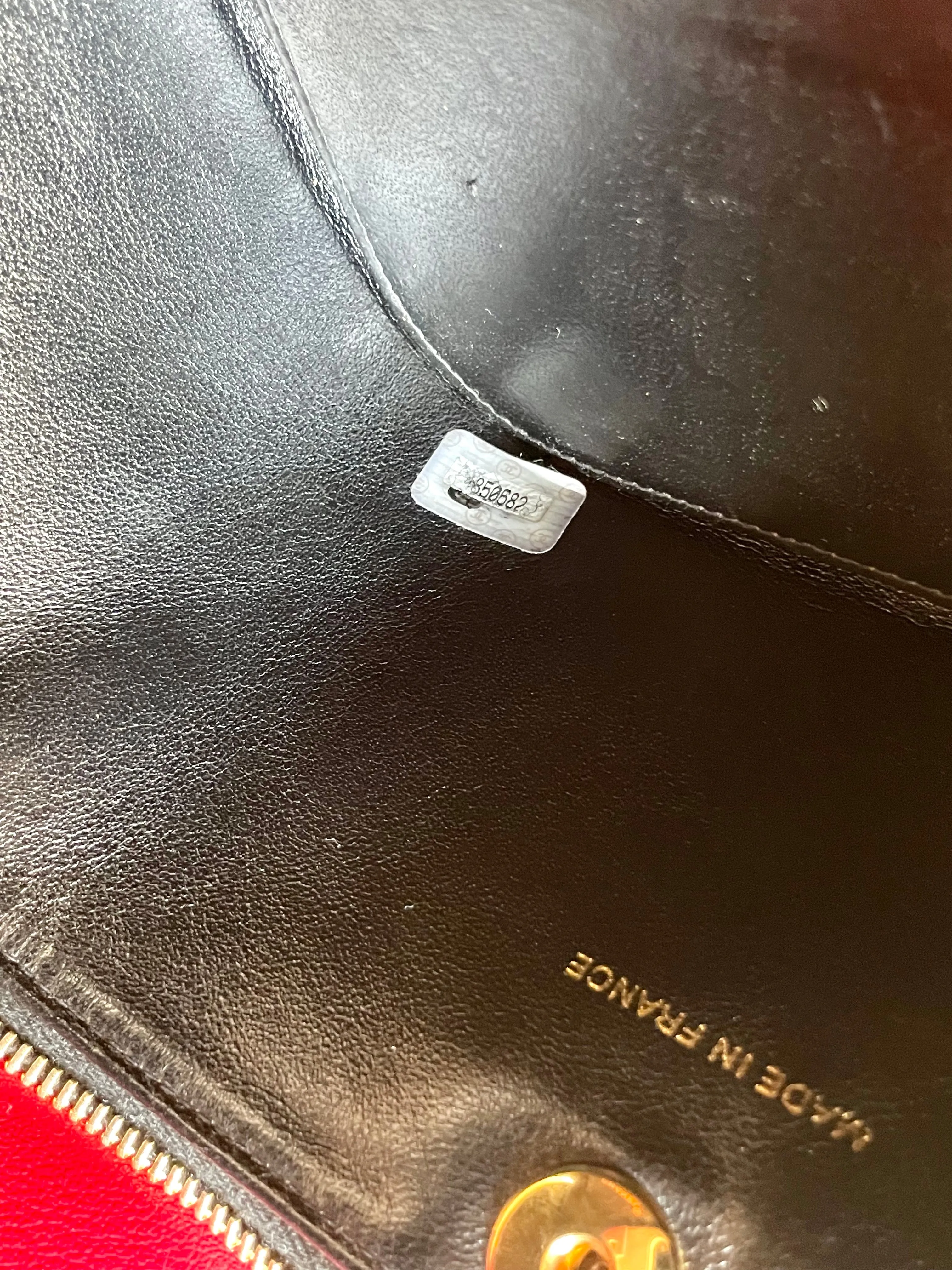 Vintage CHANEL black patent enamel quilted leather square shape vanity bag with golden CC motif. Rare and collectible handbag. 050120an1