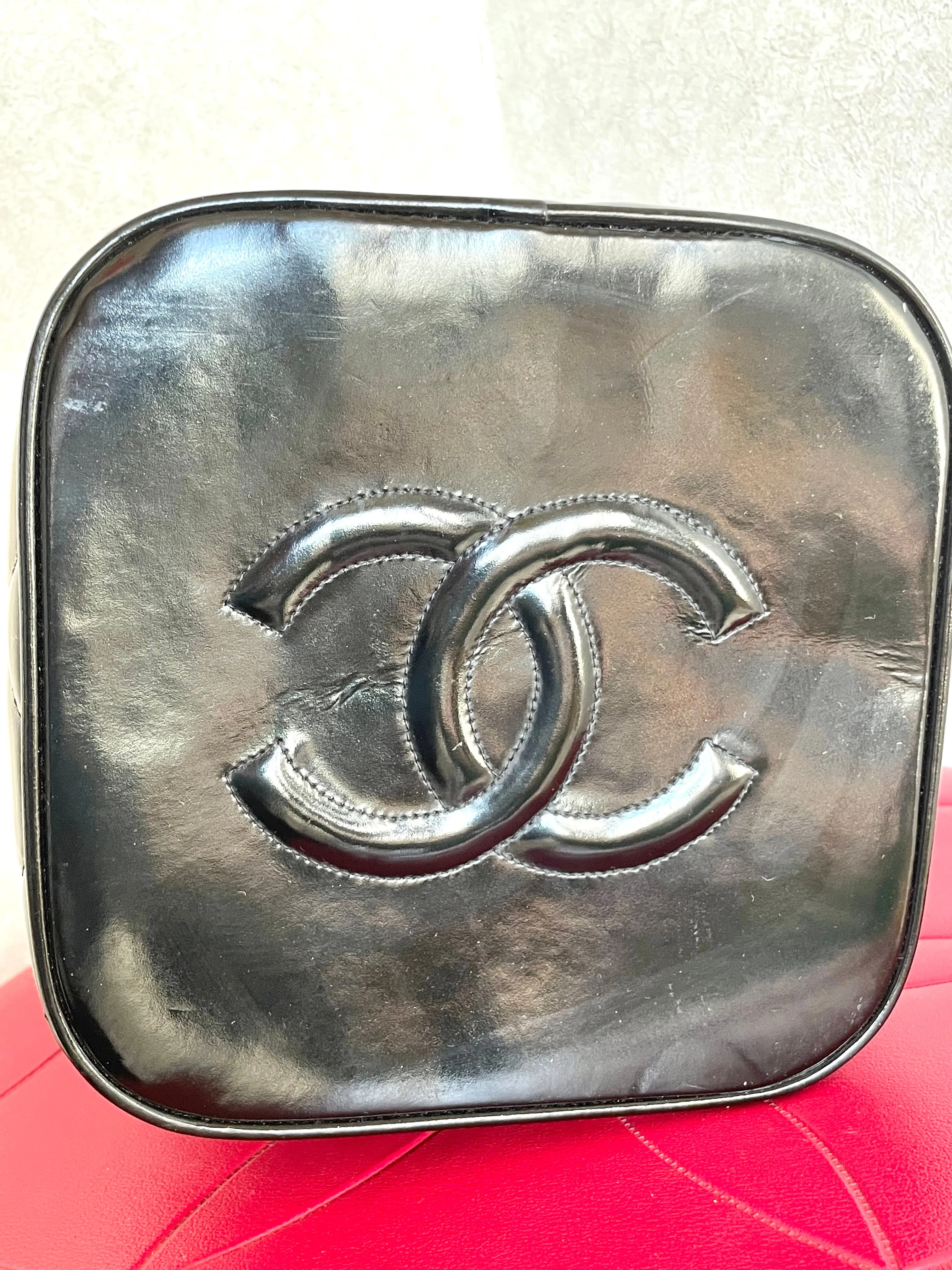 Vintage CHANEL black patent enamel quilted leather square shape vanity bag with golden CC motif. Rare and collectible handbag. 050120an1