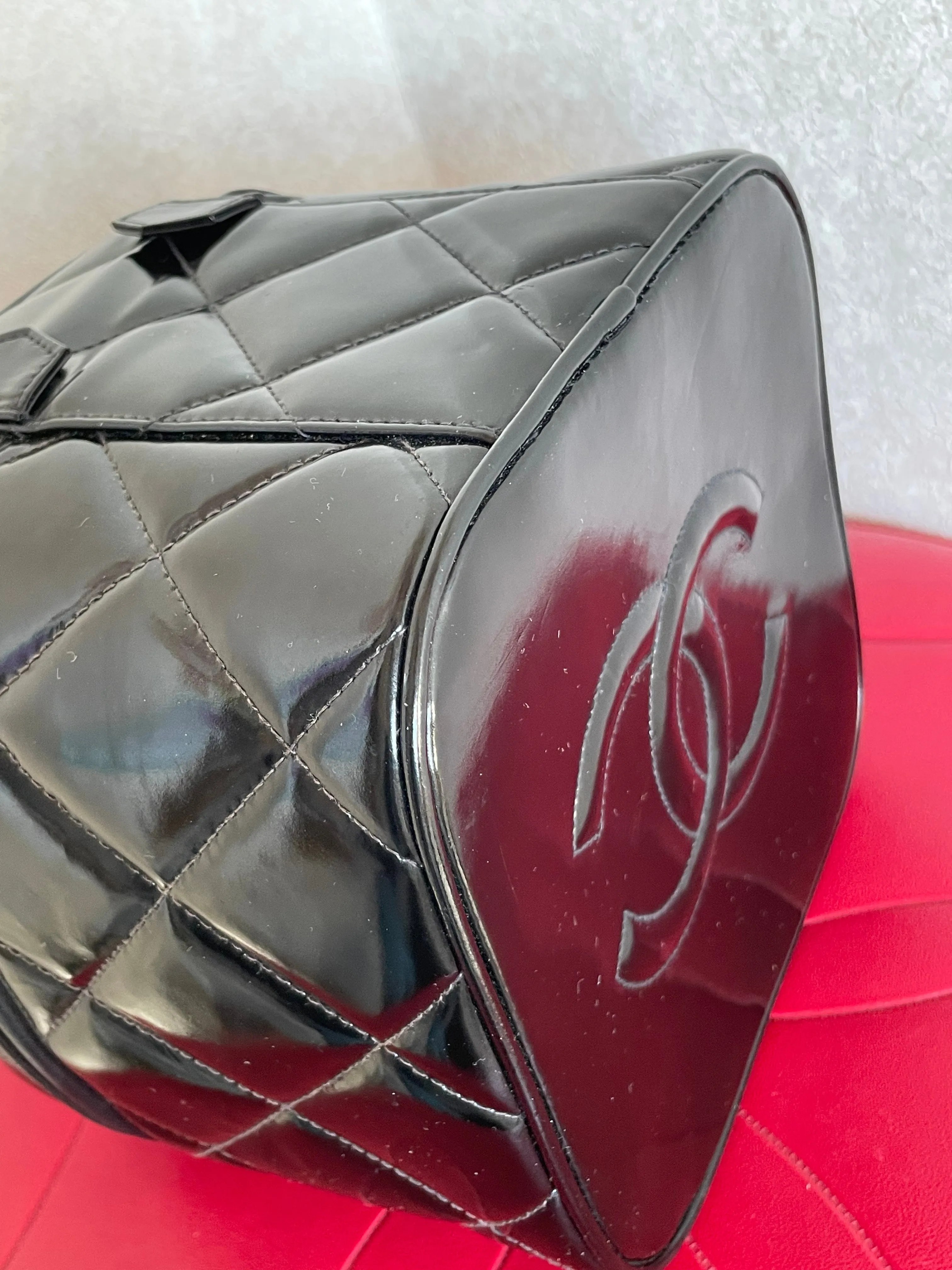 Vintage CHANEL black patent enamel quilted leather square shape vanity bag with golden CC motif. Rare and collectible handbag. 050120an1