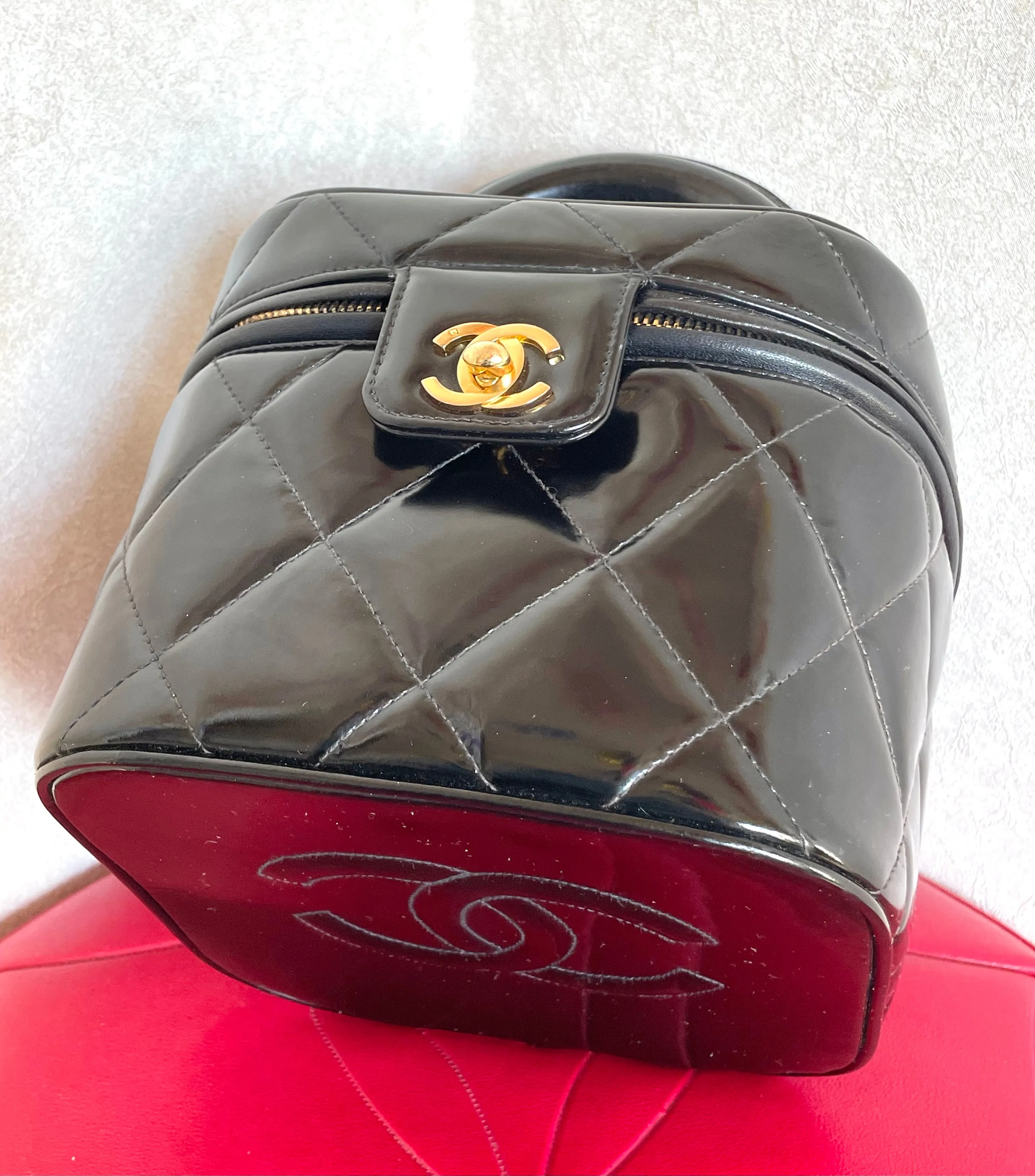 Vintage CHANEL black patent enamel quilted leather square shape vanity bag with golden CC motif. Rare and collectible handbag. 050120an1