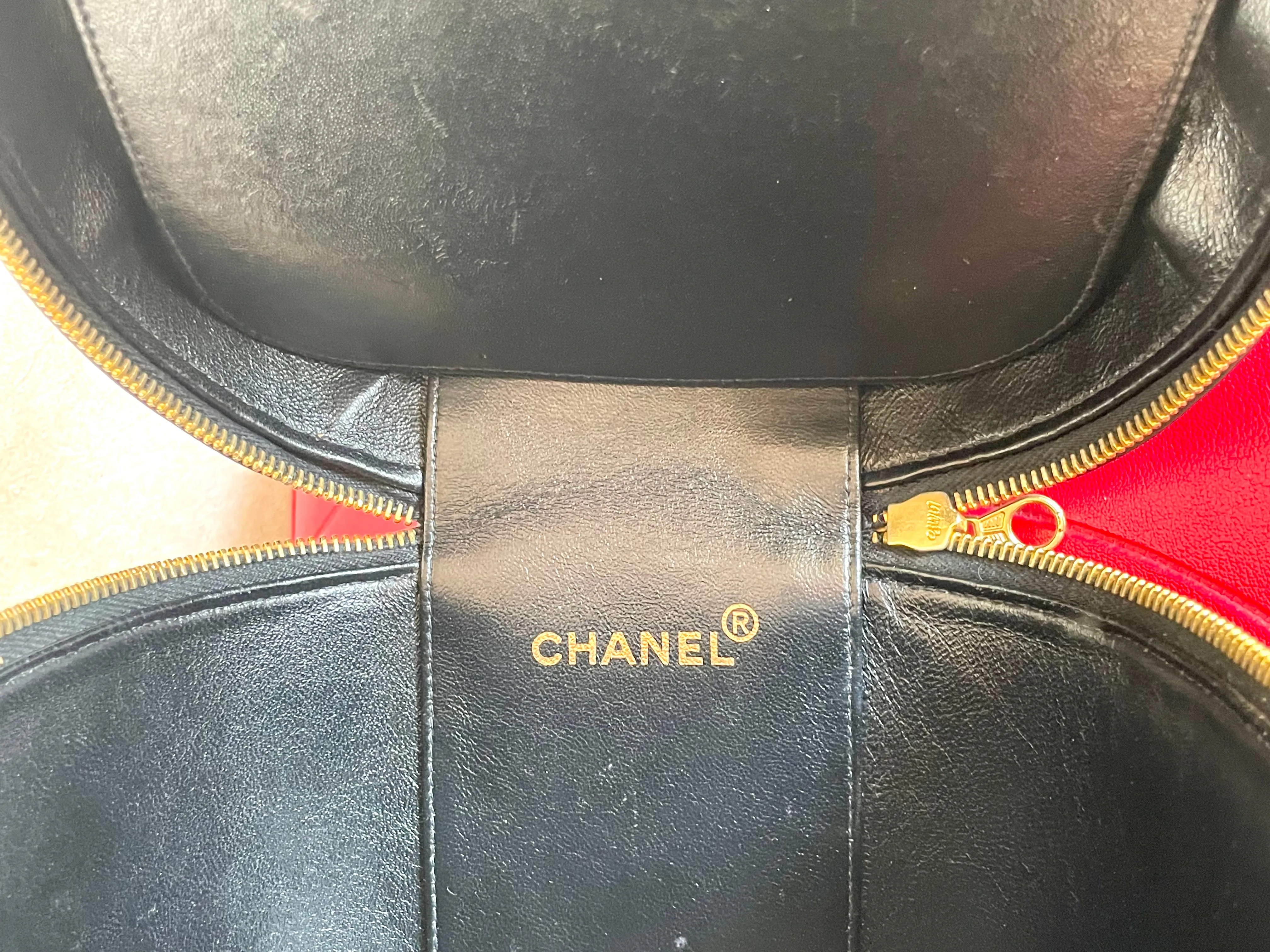 Vintage CHANEL black patent enamel quilted leather square shape vanity bag with golden CC motif. Rare and collectible handbag. 050120an1