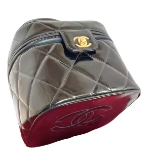 Vintage CHANEL black patent enamel quilted leather square shape vanity bag with golden CC motif. Rare and collectible handbag. 050120an1