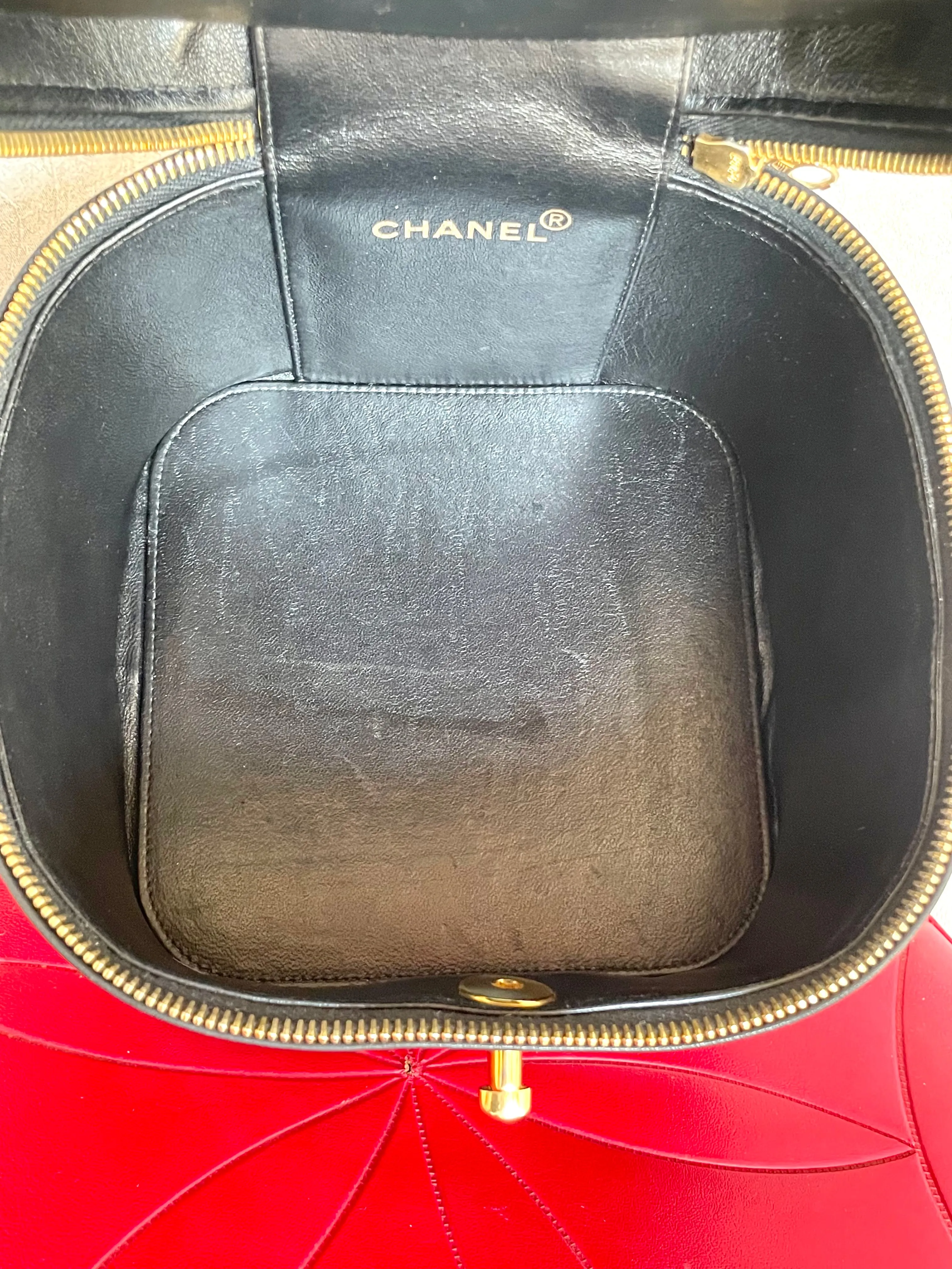 Vintage CHANEL black patent enamel quilted leather square shape vanity bag with golden CC motif. Rare and collectible handbag. 050120an1