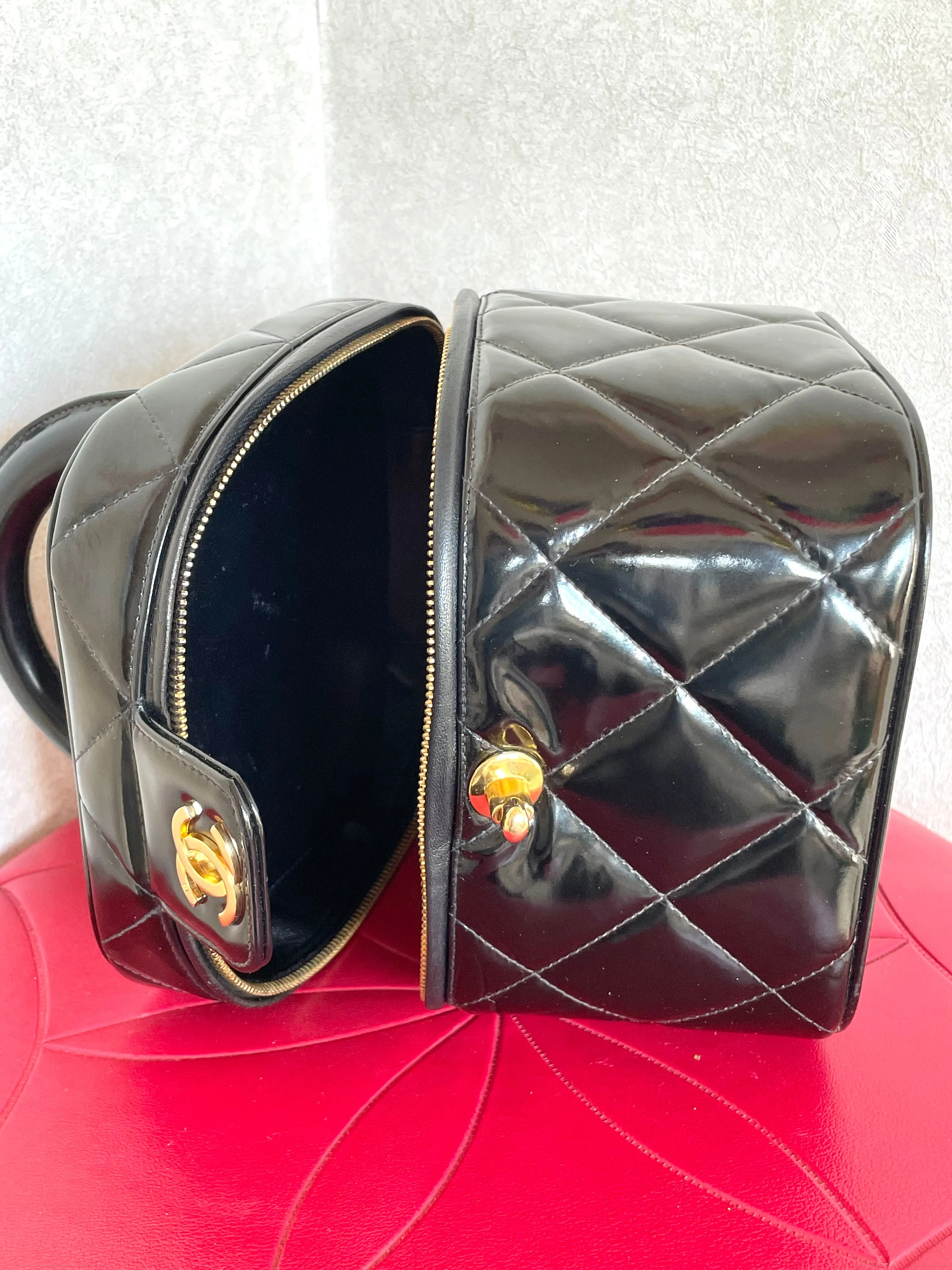 Vintage CHANEL black patent enamel quilted leather square shape vanity bag with golden CC motif. Rare and collectible handbag. 050120an1