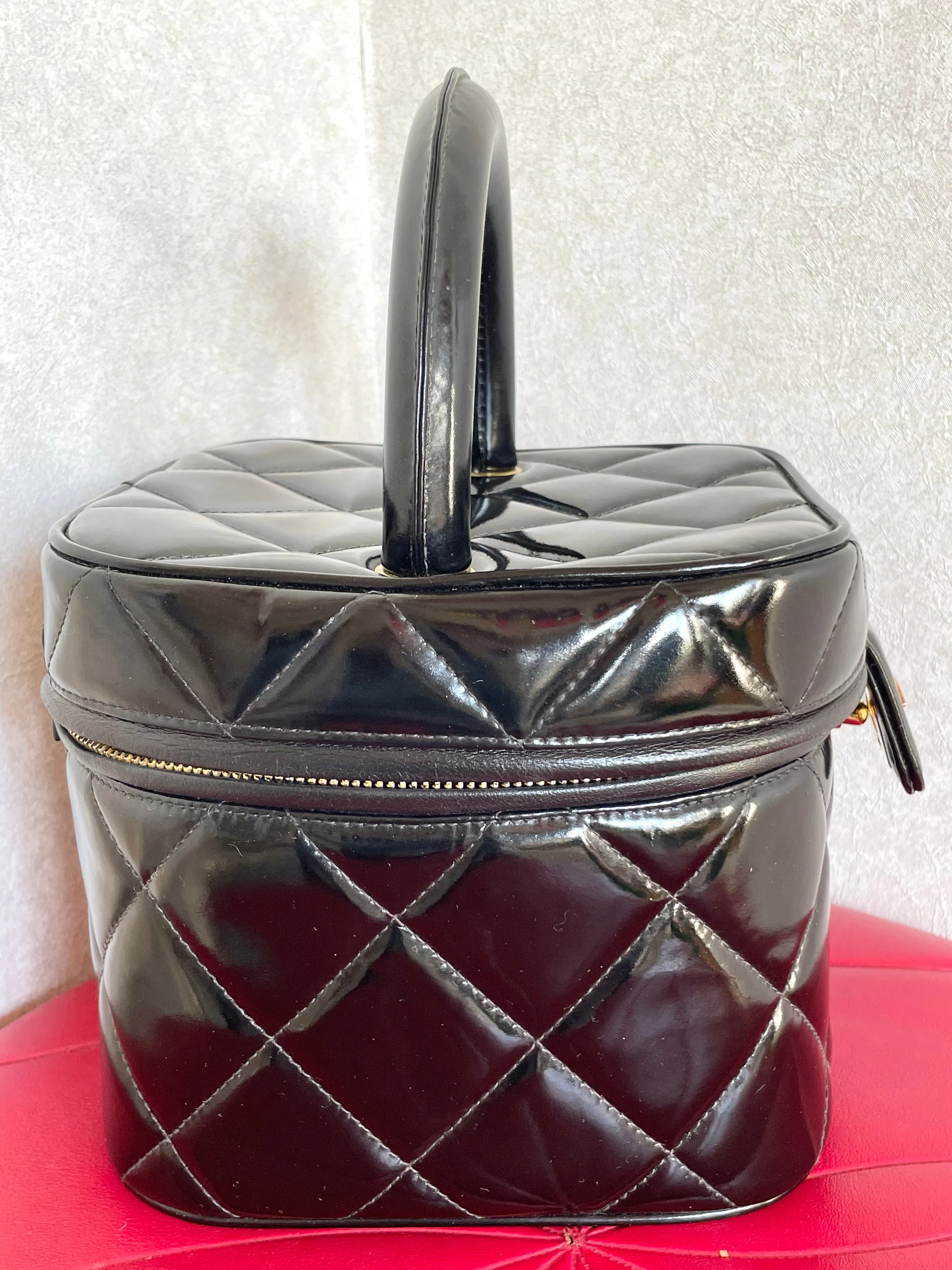 Vintage CHANEL black patent enamel quilted leather square shape vanity bag with golden CC motif. Rare and collectible handbag. 050120an1