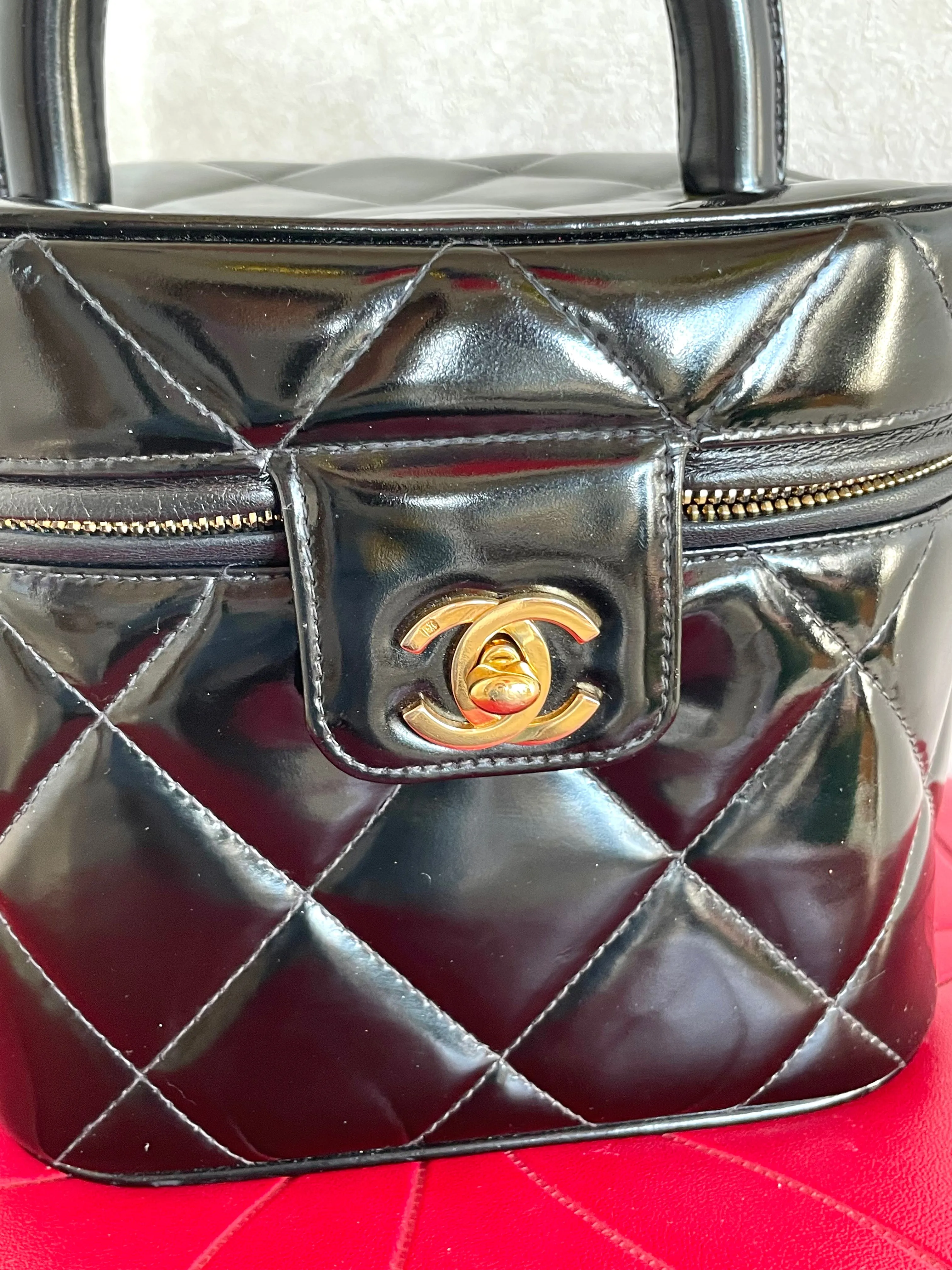 Vintage CHANEL black patent enamel quilted leather square shape vanity bag with golden CC motif. Rare and collectible handbag. 050120an1