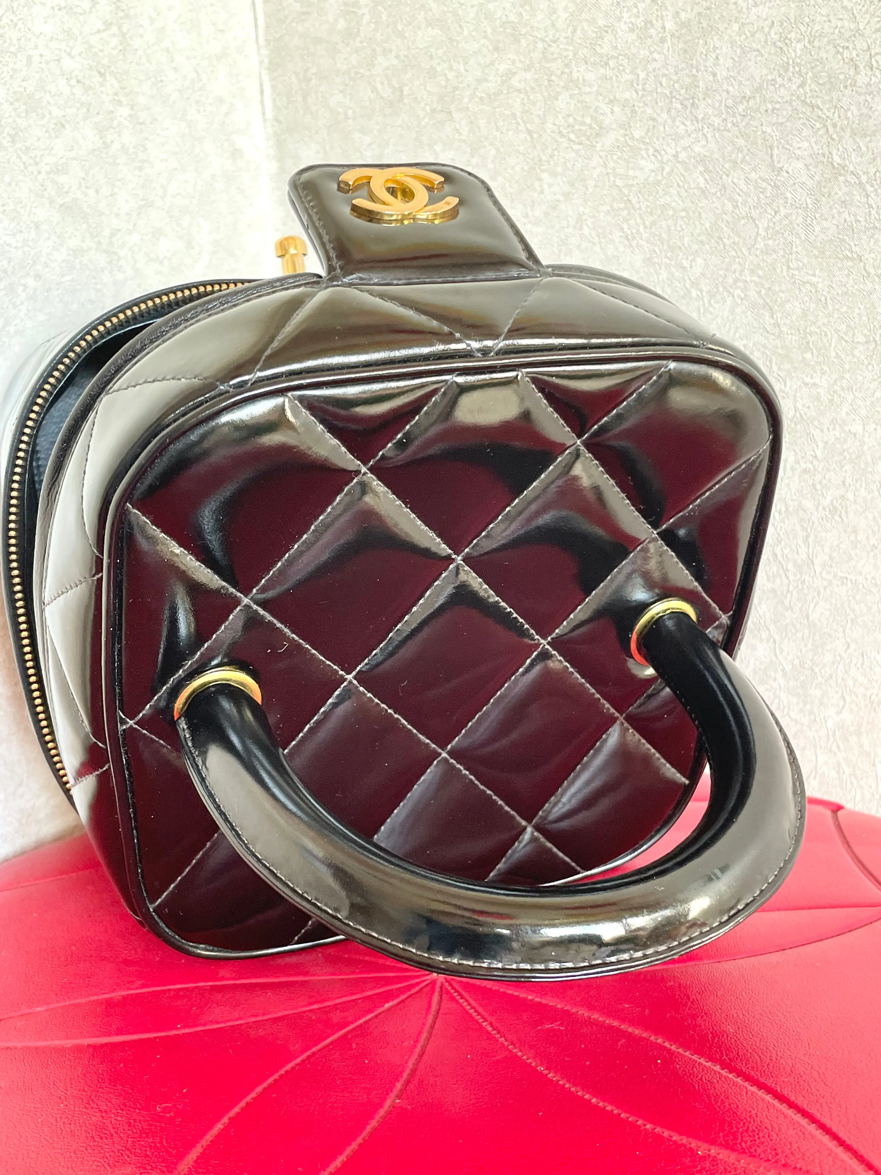 Vintage CHANEL black patent enamel quilted leather square shape vanity bag with golden CC motif. Rare and collectible handbag. 050120an1