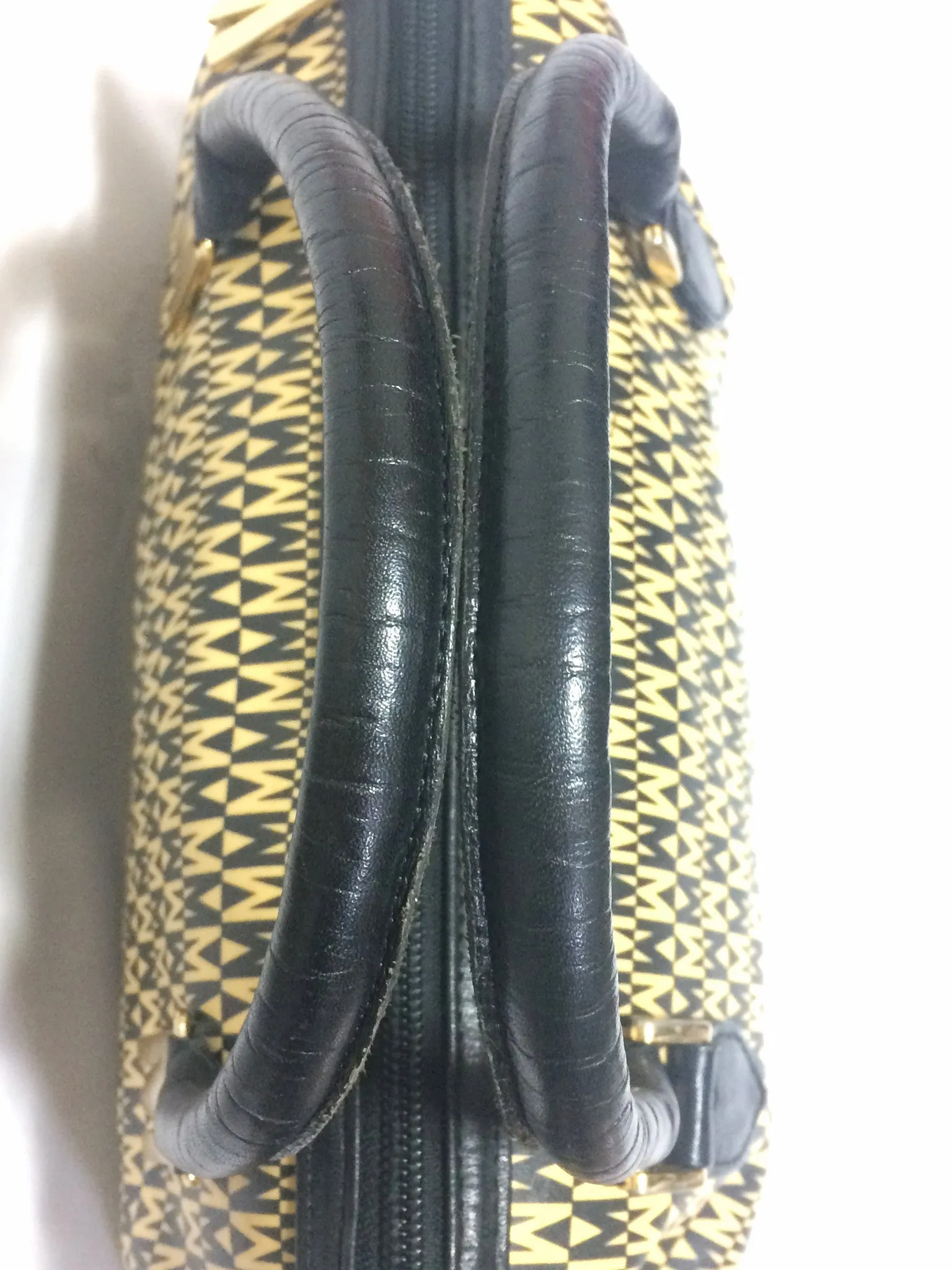 Vintage MOSCHINO black and ivory beige logo M print handbag, mini duffle bag with leather trimmings and golden M charms. 060521re1